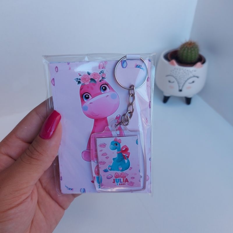 Lembrancinha: Bloquinho + Chaveiro Personalizado - Dino Menina